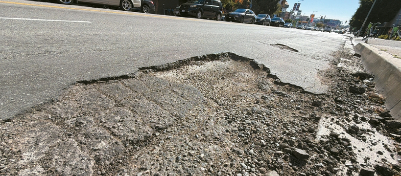 LA한인타운 내 한 도로에 팟홀이 수리되지 않은 채 방치돼 있다.  김상진 기자