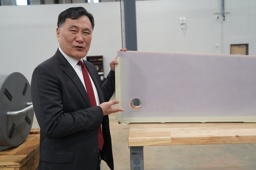 강기호 CEO가 A-10에 사용되는 러더 샘플을 소개하고 있다. 장채원 기자