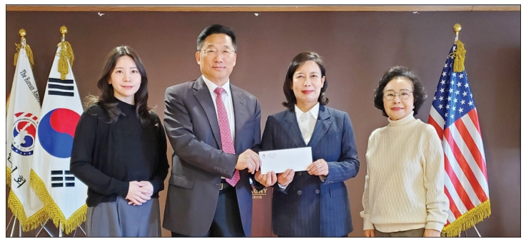 뉴욕한인회가 오는 9월 학기부터 사이버한국외국어대와 협력을 통해 맨해튼 뉴욕한인회관에서 학위 및 비학위 교육 과정을 추진하고 있다고 밝혔다. 이명석 회장은 “구체적인 학위 내용을 확정한 후 4월 중 이사회 인준을 받을 것”이라고 밝혔다. 지난 16일 뉴욕한인회관을 방문해 후원금 1000달러를 전달한 이혜숙 국제교육위원(오른쪽 두 번째). [뉴욕한인회]