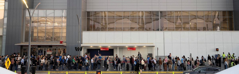 23일 오전 애틀랜타 하츠필드-잭슨 국제공항에서 보안검색을 위해 탑승객들이 터미널 밖 인도까지 줄서서 기다리고 있다. [로이터]  