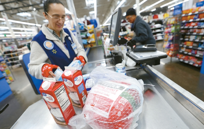 뉴저지의 한 대형 마켓 체인점에서 한 직원이 손님이 구입한 식품 가격을 확인하고 있다. [로이터]  