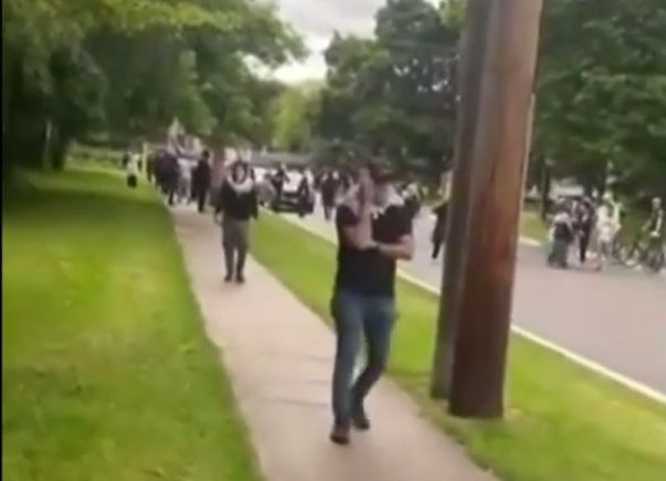 [주택가에서 시위 중인 '팔레스타인 지지 시위대'. Youtube @CityNews캡처]