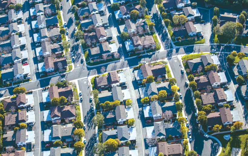 주택금융청이 지붕 보험 기준을 완화하면서 주택 거래에서 보험 부담이 줄어들 전망이다. 벤투라 카운티 주택가.