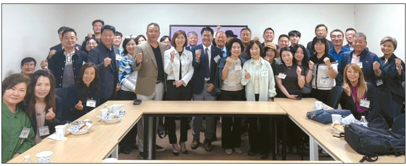 세계한인무역협회 LA지회(옥타LA·회장 김창주) 회원들이 지난 23일 LA 소재 한인 화장품 제조 기업 ‘모이라 화장품’(Moira Cosmetics)을 방문했다. 이날 회원사 방문 행사에는 회원 40여 명이 참석했으며, 회사 측 크리스틴 고 대표와 고상미 고문이 방문 회원들에게 회사 설립과 성공 역사를 소개했다. [옥타 LA 제공]