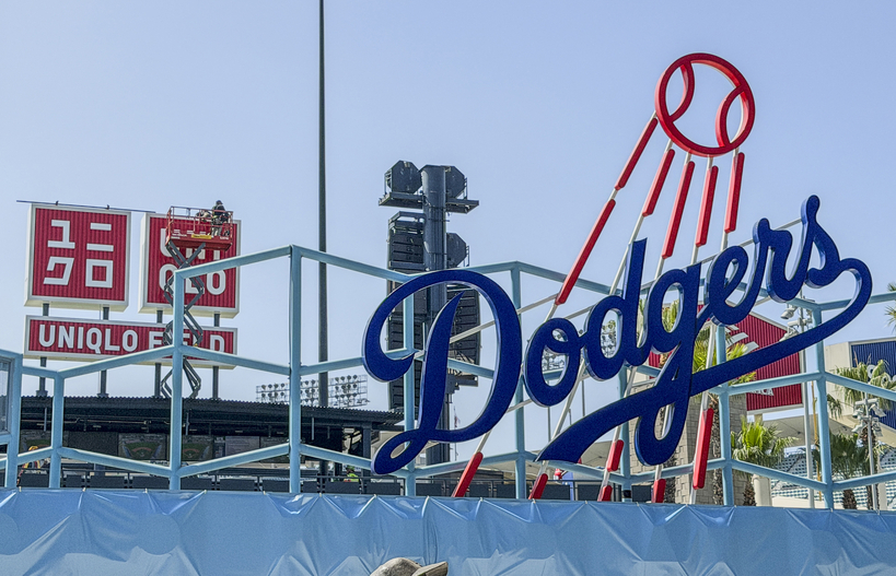 다저스타디움 외야 쪽 입구에는 다저스 로고와 함께 각종 스폰서 업체들의 간판이 세워져 있다. 대형 다저스 로고 뒤에 새로 설치된 유니클로 간판이 보인다. 김상진 기자