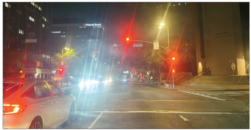 가로등 고장으로 24일 오후 10시께 윌셔 블러바드 알렉산드리아 에비뉴와 하버드 블러바드 사이 구간이 어둡다. 김상진 기자