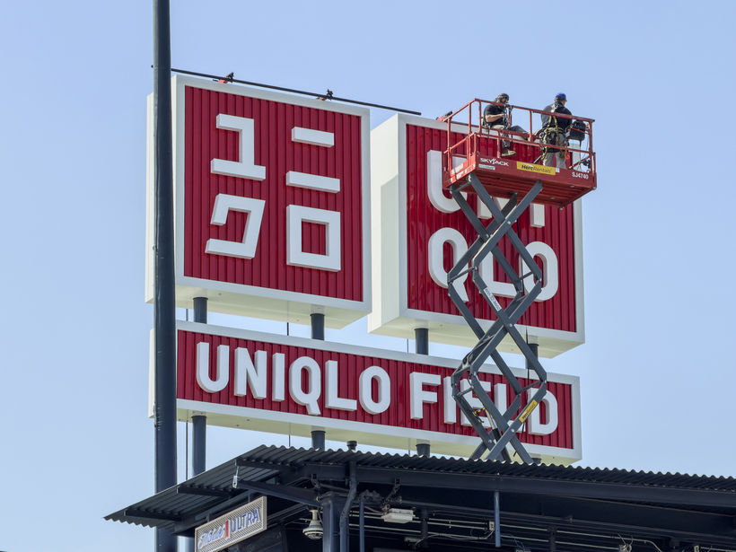 유니클로 간판 설치 작업 현장을 확대한 사진. 김상진 기자