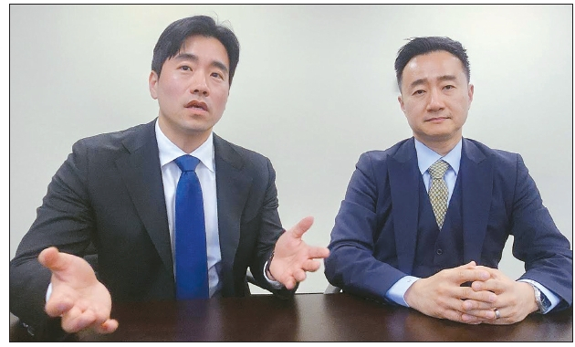  LHDK&W 로펌의 조셉 구 변호사(왼쪽)와 최성혁 변호사가 개인정보 보호법의 실제 사례를 설명하고 있다. 