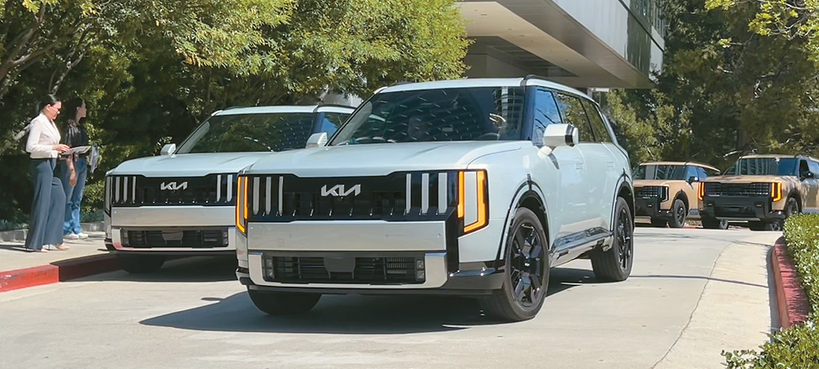 지난 26일 센추리 파크 파빌리온에서 열린 기아 2027년형 텔루라이드 시승회에서 미디어 관계자들이 탑승한 시승 차량이 출발하고 있다.