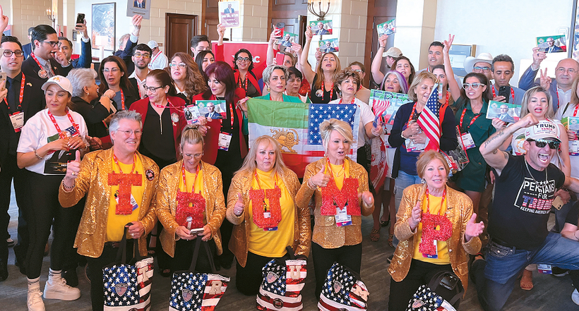 이란계 미국인 CPAC 참가자들이 도널드 트럼프 대통령 지지자들과 함께 행사장 밖 복도에서 ‘이란 정권 교체’를 외치고 있다. 김경준 기자