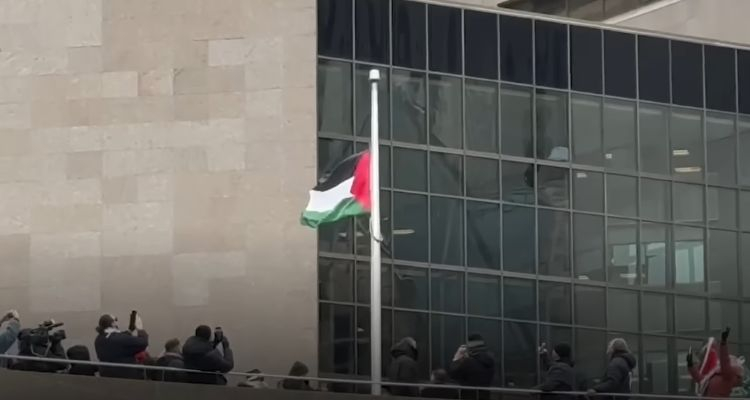 [지난 해 11월 토론토 시청 앞에 처음으로 게양된 팔레스타인 국기. Youtube @National Post캡처]