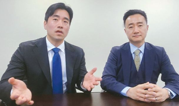  LHDK&W 로펌의 조셉 구 변호사(왼쪽)와 최성혁 변호사가 개인정보 보호법의 실제 사례를 설명하고 있다. 