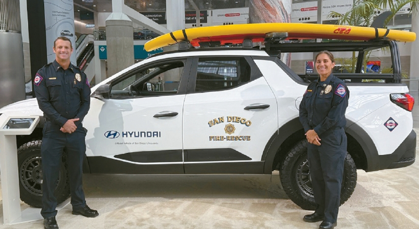 샌디에이고시 라이프가드 대원들이 새로운 응급구조차량으로 공급될 신형 '산타크루즈' 픽업트럭 앞에서 포즈를 취햇다. [인사이드 샌디에이고 캡처]