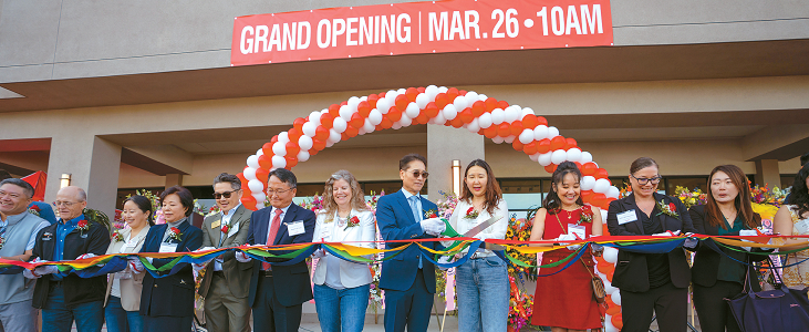 H마트 더블린점 개점식에서 지역 주요 인사들이 오프닝 커팅식을 진행하고 있다. [H마트 제공]