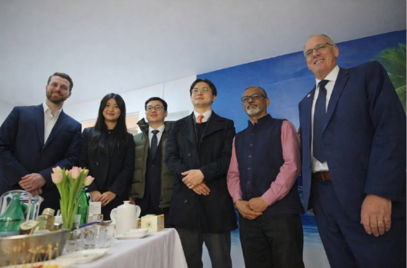 BC주 노스 새니치에서 지난 26일 열린 회동에서 한화와 K.C. Ltd. 대표단이 산지브 슈리바스타바 노스 새니치 부시장 대행, 현지 해양장비업체 EMCS 관계자들과 만나 캐나다 해군 차기 잠수함 조달 사업 협력 방안을 논의하고 있다.