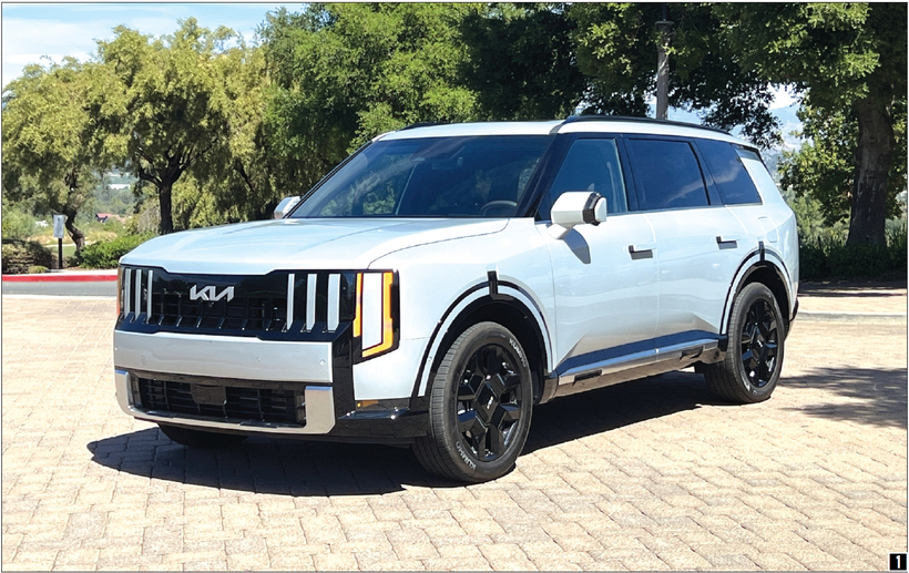 1.완전히 새로워진 2027년형 기아 텔루라이드. 2.간결하지만 차체의 무게감을 살린 후면 디자인. 3.실내에는 12.3 인치 파노라마 디스플레이를 탑재하고 공간 효율을 높였다. 4.오프로드 등 역동적인 환경에 특화된 X-Pro 모델. 우훈식 기자