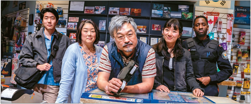 연극 '김씨네편의점'은 코미디를 넘어 가족의 의미를 섬세하게 풀어낸다. [아만슨 씨어터 제공]