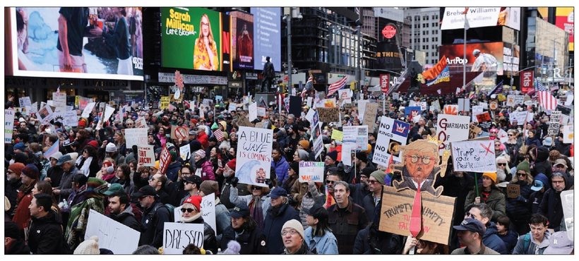 도널드 트럼프 대통령에 반대하는 대규모 '노 킹스(No Kings)'시위가 지난 28일 진행된 가운데, 뉴욕을 포함한 전국 50개주에서 3300여건의 집회가 열리고 800만여명이 참가했다. 지난 6월과 10월에 이어 세 번째 열린 '노 킹스' 시위는 역대 최대 규모로, 이날 뉴욕에서는 레티샤 제임스 주 검찰총장과 로버트 드니로 배우 등을 포함해 수천 명이 시위에 참석했다. 맨해튼 거리를 가득 메운 시위대 모습. [로이터]