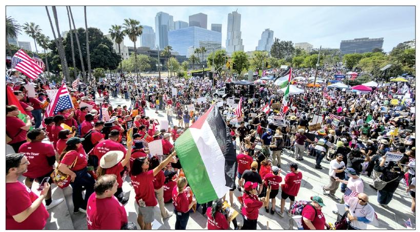 28일 LA 다운타운 글로리아 몰리나 그랜드파크에서 열린 ‘노 킹스 데이(No Kings Day)’ 집회에 5만여 명이 참가했다. 김상진 기자