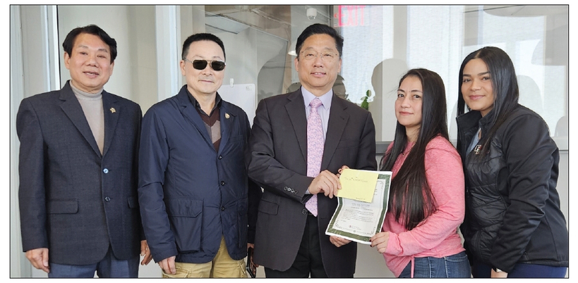 뉴욕한인회가 지난 25일 퀸즈 롱아일랜드시티에 위치한 한인 기업 ‘보고파’를 방문, 뉴욕한인의 밤 갈라 행사때 약정했던 후원금 1만2000달러를 전달받았다. 뉴욕한인회 측은 “대형 슈퍼마켓인 푸드바자를 운영 중인 보고파가 매년 뉴욕한인회를 위한 후원을 아끼지 않았다”며 감사의 뜻을 표했다. [뉴욕한인회]