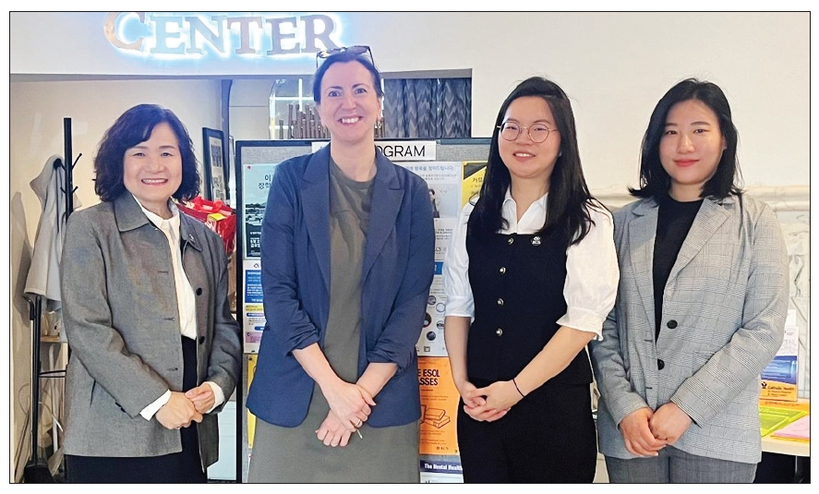 닐리 로직 뉴욕주하원의원(민주.25선거구)은 뉴욕한인봉사센터(KCS) 데이터 관리 시스템을 구축하는 데 5만 달러 규모의 주정부 자금을 지원하고, 최근 지원금 영향을 확인하기 위해 KCS를 직접 방문해 살폈다. KCS는 이번 지원금 덕분에 고객 서비스와 보조금 관리, 기부자 관계 시스템을 통합.정비할 수 있었다.        [닐리 로직 주하원의원실]