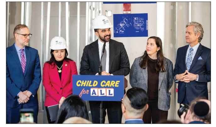 조란 맘다니 뉴욕시장(연단)이 30일 시 행정서비스국(DCAS) 관계자들과 함께 시 공무원을 위한 최초의 무료 직장 보육프로그램 내용과 신청 방법 등을 발표하고 있다. [사진 뉴욕시장실]