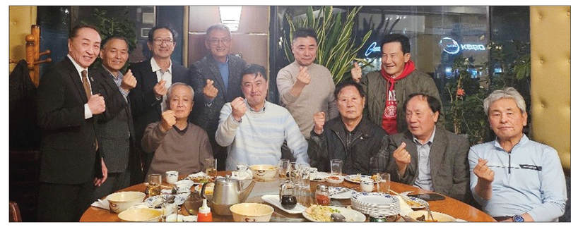 단우회(전직 직능단체협의회 회장단 모임.회장 김영진)는 지난 26일 벨불러바드 거성 식당에서 3월 월례회의를 개최했다. 이날 모임에는 뉴욕주 하원 25선거구에 도전하는 케네스 백(백정호) 후보와 박광민 경단협 의장, 테렌스 박 아유연맹 대표 등이 참석해 한인 후보 당선을 위한 적극적인 투표 독려와 지원을 다짐했다.  [단우회]