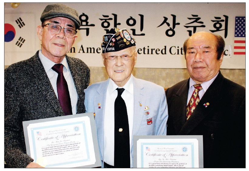 뉴욕한인상춘회 3월 월례회가 지난 26일 플러싱 함지박 식당에서 진행됐다. 이만진 회장(왼쪽)은 “상춘회는 앞으로 힘들게 사는 노인분들과 소년소녀 가장을 지원하고, 형편이 어려워 결혼식을 못올린 분들께 무료 주례와 홈리스들에게 아침식사를 제공하는 등 지역사회 봉사활동을 진행할 것”이라고 밝혔다. [뉴욕한인상춘회]