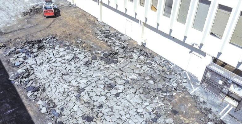 1일 LA한국교육원에서 주차장 아스팔트 제거 작업이 진행되고 있다. 김상진 기자