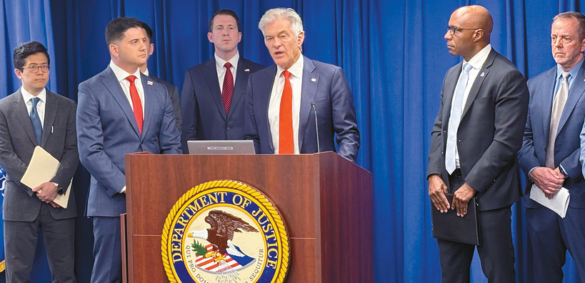 2일 메흐메트 오즈(오른쪽 세 번째) 메디케어·메디케이드 서비스국 국장과 연방수사국(FBI) 관계자들이 호스피스 의료 사기 수사 결과를 발표하고 있다. 이 사건으로 한인을 포함한 15명이 기소됐다. [법무부 페이스북 캡처] 