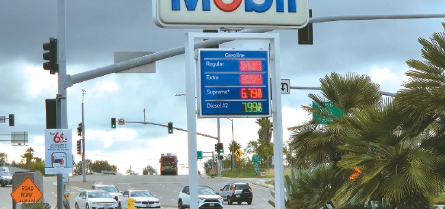 4월2일 콘보이 한인타운에 소재한 한 주유소에 설치돼 있는 간판에 보통 개솔린의 가격이 갤런당 6달러 29.9센트로 표시돼 있다.