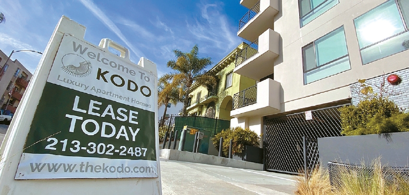 남가주 대부분 지역서 렌트비가 내린 것으로 나타났다. LA 한인타운 인근 아파트 임대 안내. 박낙희 기자 
