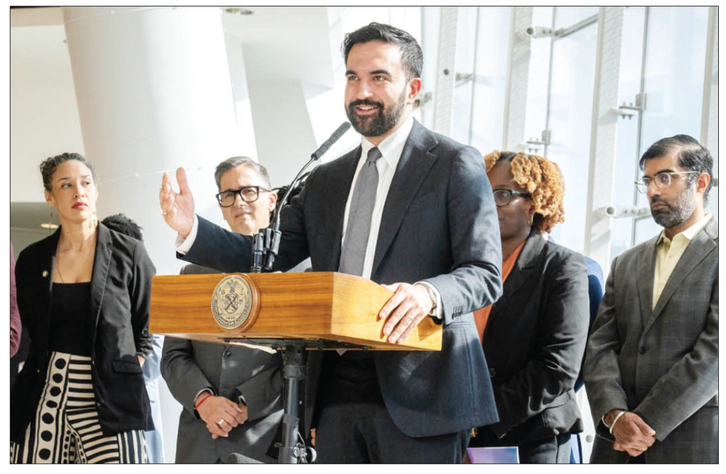 조란 맘다니 뉴욕시장(연단)이 6일 브루클린 메드가르 에버스칼리지에서 뉴욕시 인종 평등 계획(REP) 예비안과 뉴욕시 실질 생활비 측정 보고서(TCOL)를 발표하고 있다. [사진 뉴욕시장실]