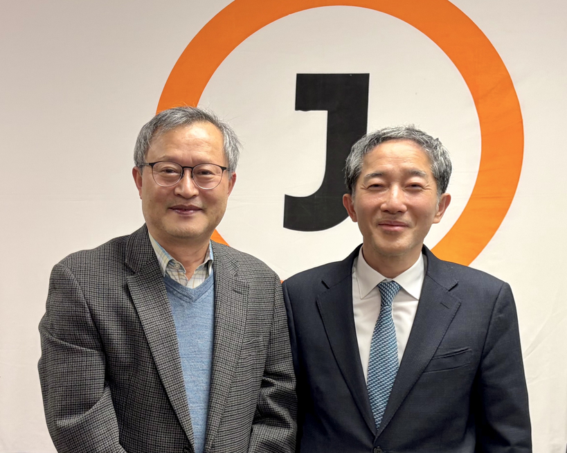 홍상우(오른쪽) 시카고 총영사가 노재원 시카고 중앙일보 대표와 함께 했다. 