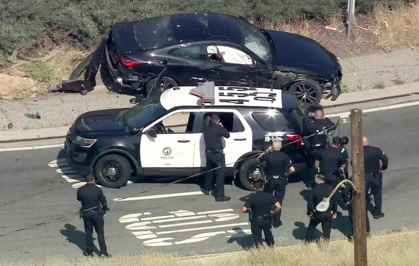 8일 오전 5번 프리웨이에서 경찰과 추격전 끝에 경관 총격 사건으로 1명이 숨졌다. 용의 차량인 BMW가 파손된 상태로 멈춰서있다. 