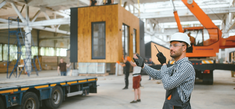 가주 의회가 주택난 해결을 위해 모듈러 주택 도입을 추진하고 있다. 공장에서 모듈러 주택 일부를 트레일러에 싣는 모습.