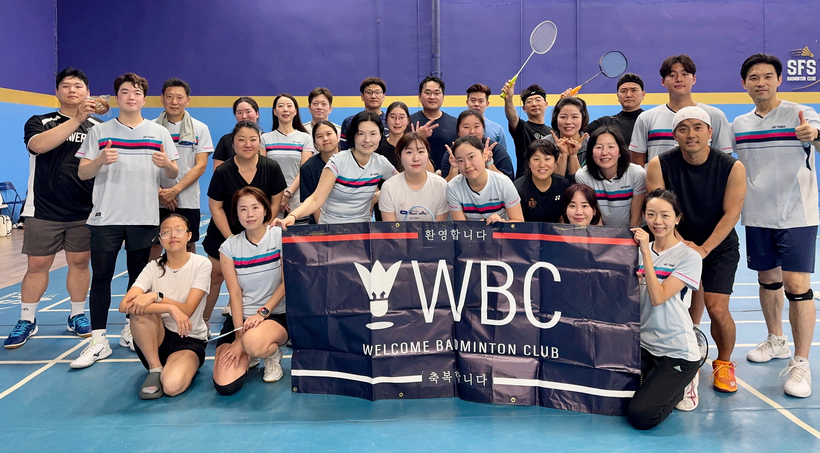 오는 18일 초보자를 위한 배드민턴 대회를 여는 WBC 클럽 회원들이 한자리에 모였다. [WBC 클럽 제공] 