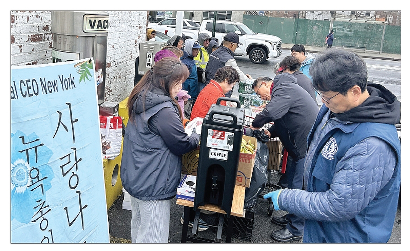 한국외대 G-CEO 뉴욕총원우회(회장 이시화)는 지난 3일 플러싱에서 타민족 소외 계층으로 대상으로 4월 사랑 행복 나눔 행사를 개최했다. 총원우회는 이날 ‘장학기금 골프대회’ 개최, 원우 수첩 배포 및 SNS 활성화 등의 사업계획도 공유했다.                             [한국외대 G-CEO 뉴욕총원우회]