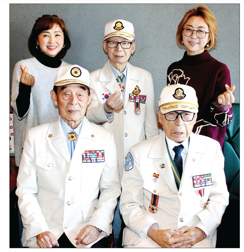 대한민국6.25참전유공자회 뉴욕지회는 지난 9일 플러싱 종로상회 식당에서 4월 월례회를 개최했다. 이날 모임에서는 지난 1월 29일 타계한 박상희 회원의 둘째 딸 정민 씨와 막내 딸 정언 씨가 강석희 회장(앞줄 오른쪽) 등에게 후원금을 전달했다. [대한민국 6.25참전유공자회 뉴욕지회]