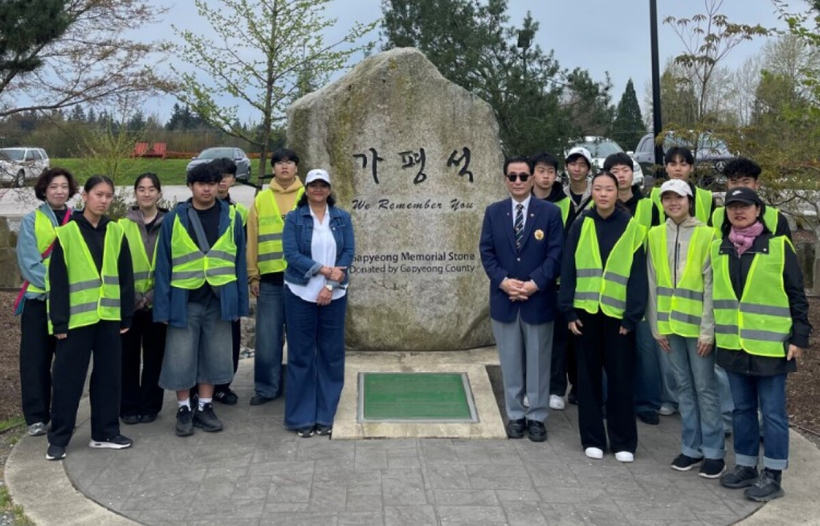 가평전투 75주년 기념식을 일주일 앞둔 지난 10일 청소년 한국문화 사절단(KCYA/KCYAS) 소속 학생 12명이 가평석과 한국전 기념정원을 정비하며 참전용사의 정신을 기렸다. 학생들은 랭리에 위치한 데릭 더블데이 수목원을 방문해 주변 환경미화 활동을 펼치며 차세대 리더로서 역사를 기억하는 시간을 가졌다.