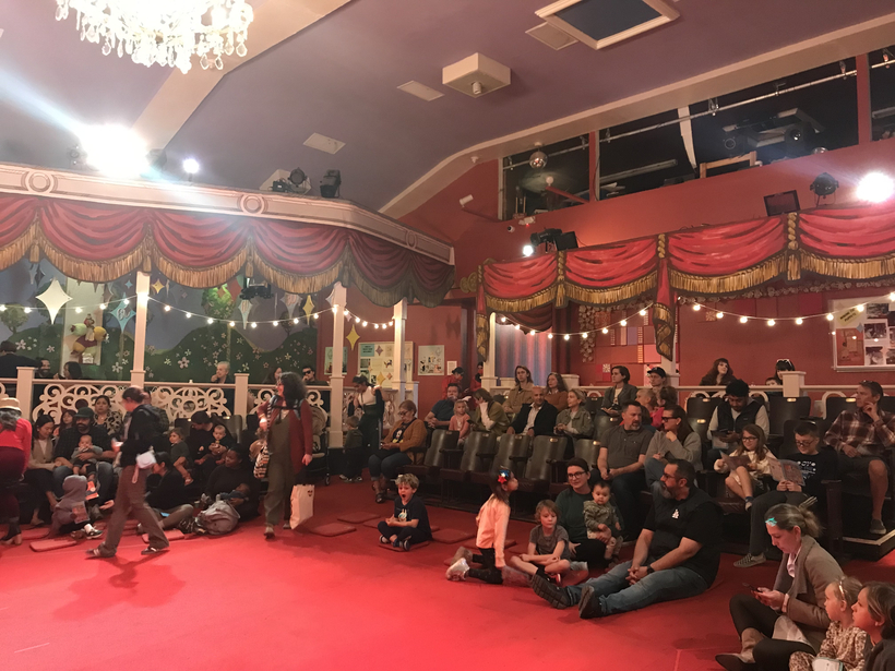 하이랜드파크에 위치한 밥 베이커 마리오네트 극장에서 공연을 기다리는 관객들이 무대 주변에 모여 앉아 있다.