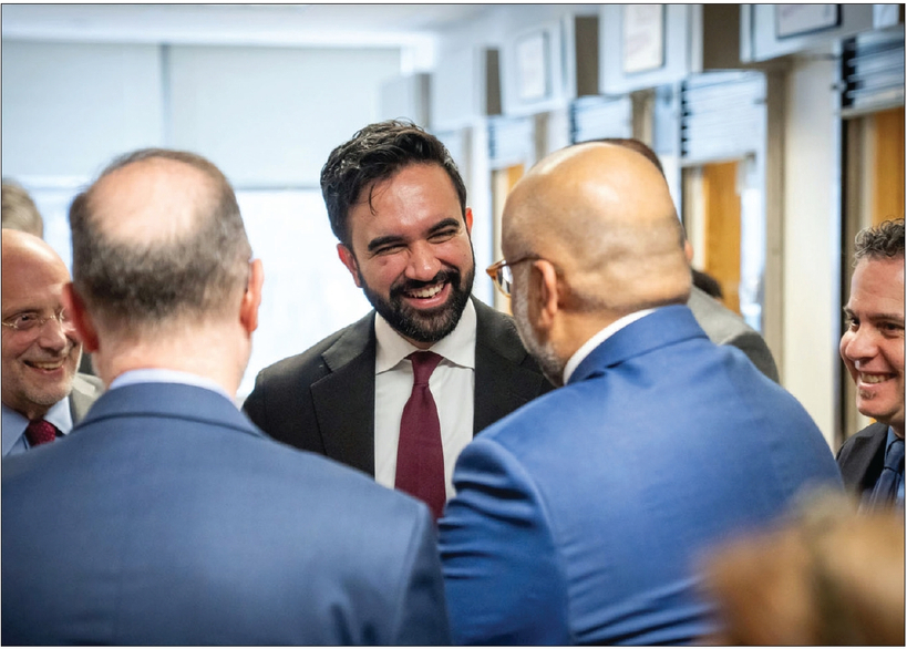 13일 뉴욕 브루클린 주택법원을 방문해 관계자들과 대화하는 조란 맘다니 뉴욕시장.    [사진 뉴욕시장실]