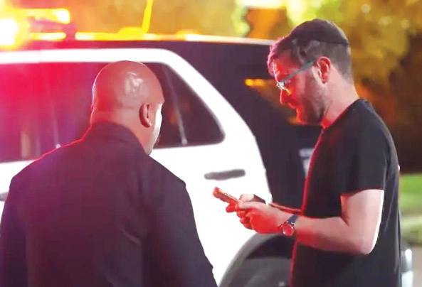 14일 LAPD 경찰관이 주민들을 상대로 조사하고 있다. [KTLA캡처]