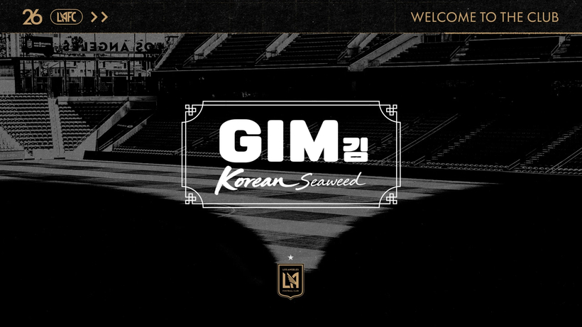 LAFC 홈구장 배경 위에 한국 김 브랜드 ‘GIM Korean Seaweed’ 로고가 크게 배치된 홍보 이미지. 상단에는 ‘WELCOME TO THE CLUB’ 문구와 LAFC 엠블럼이 함께 표시돼 공식 파트너십 체결을 알리고 있다.