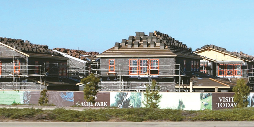 주택 공급이 크게 늘었음에도 집 장만 부담은 여전한 것으로 나타났다. OC 지역에 들어선 신규 주택 단지. 박낙희 기자