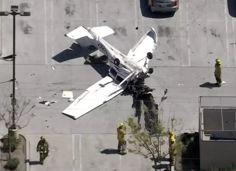 세스나 172 경비행기가 LA 파코이마 지역 상가 주차장에 추락해 소방대원들이 현장을 통제하고 있다. 