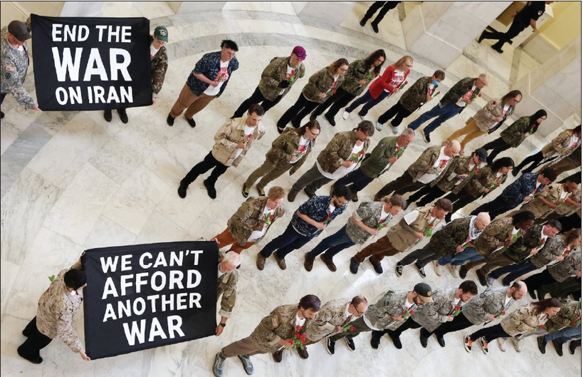 미국과 이란이 2차 협상 재개를 앞두고 있는 가운데, 20일 미국의 참전용사들이 워싱턴DC 연방의사당 건물 내부에서 전쟁에 반대하는 시위를 진행했다. [로이터]