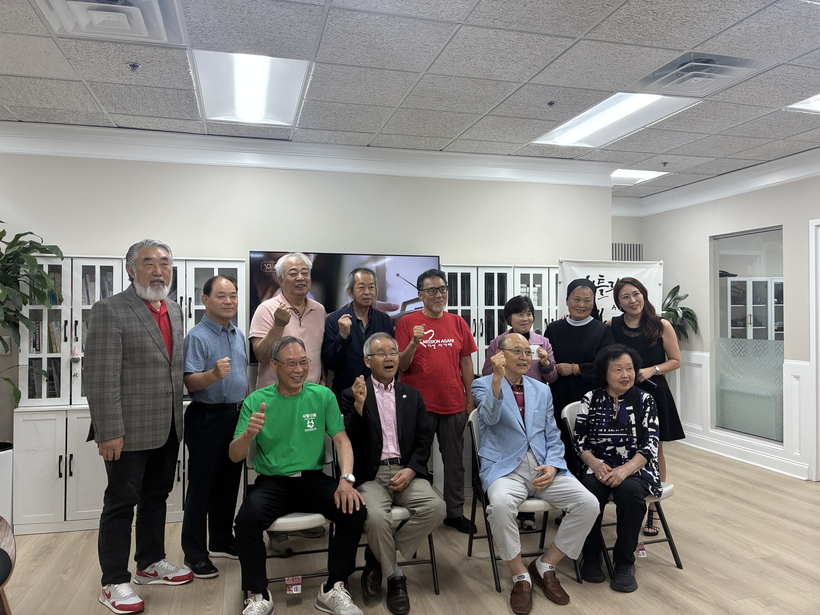 17일 1004포 성금 전달식에 참석한 심사위원과 각 복지 단체 대표들.