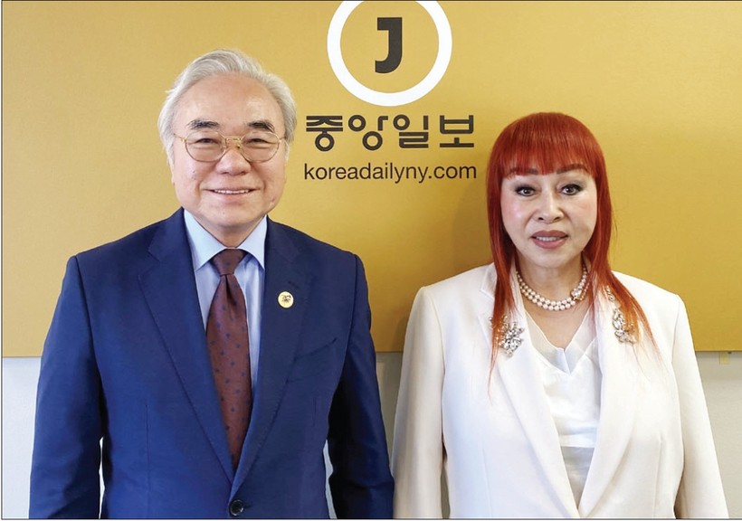 20일 뉴욕중앙일보를 방문한 브루클린한인회 20대 박상원 회장(왼쪽)과 21대 회장으로 추대된 최윤희 씨.