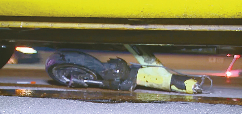 21일 오전 110번 프리웨이 북쪽 방면에서 전동스쿠터가 차량 밑에 끼어 있다. 당국은 발생 경위를 조사 중이다. [ABC 7 캡처]